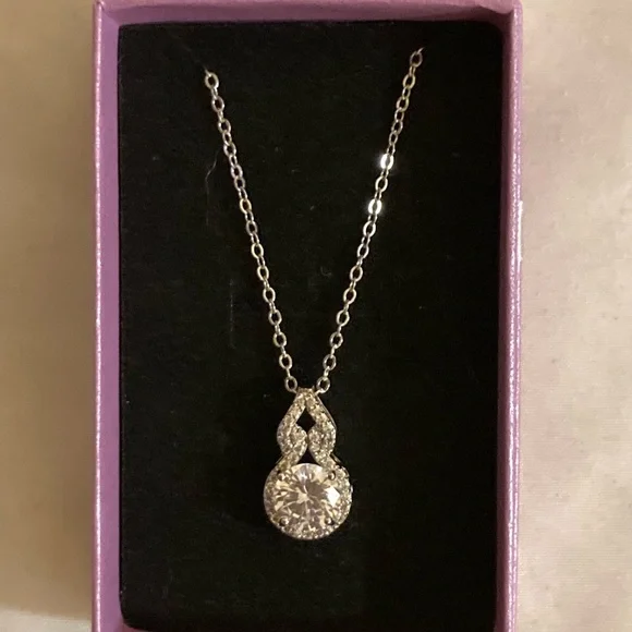 Elegant Silver Pendant Necklace - Picture 2 of 3